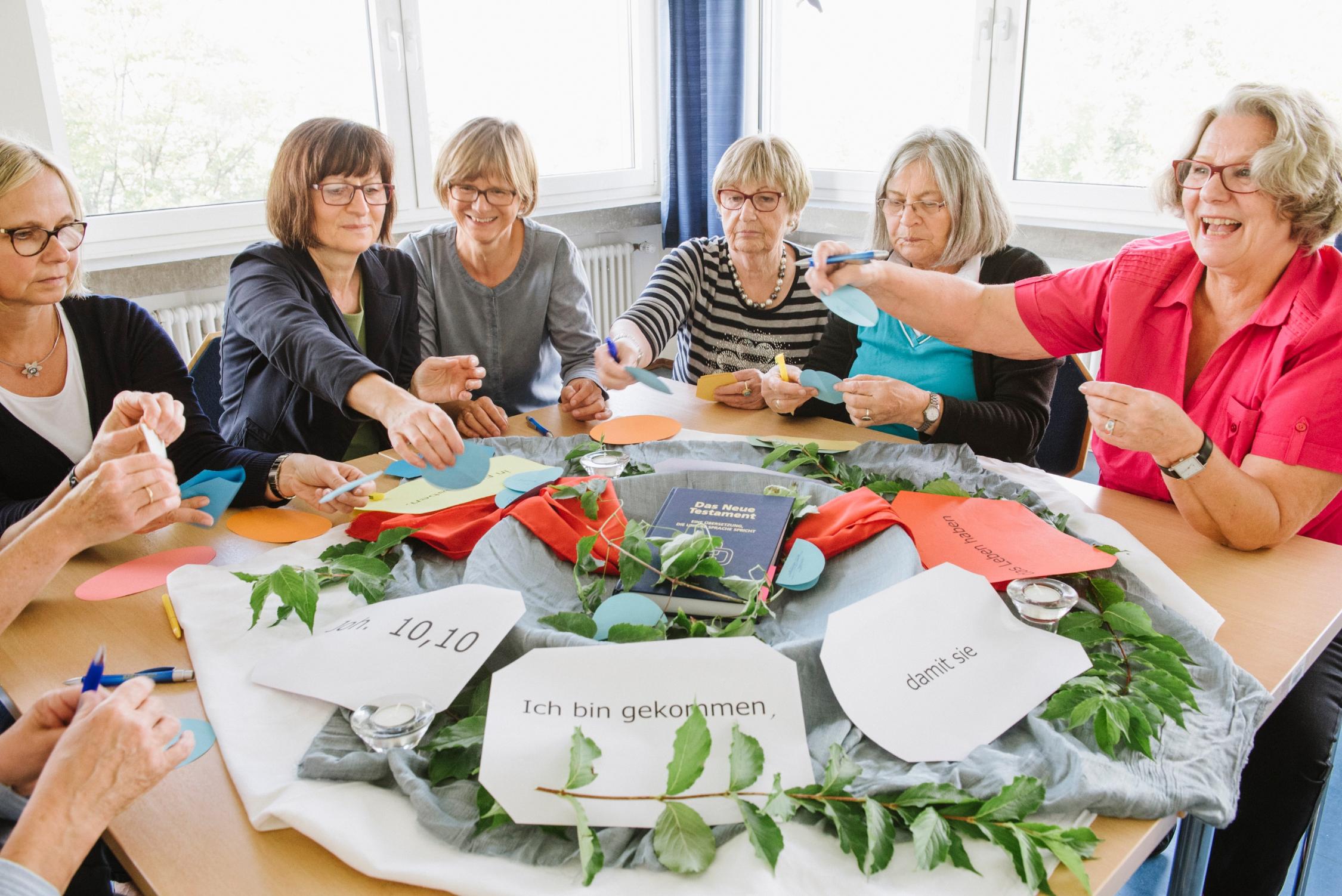 Frauen arbeiten in einem Arbeitskreis zusammen