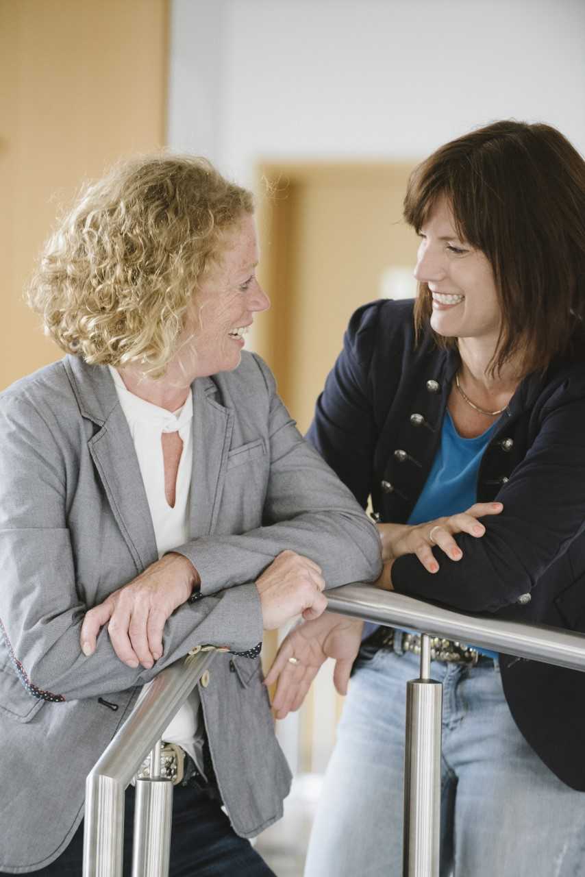 Zwei Frauen im Gespräch miteinander