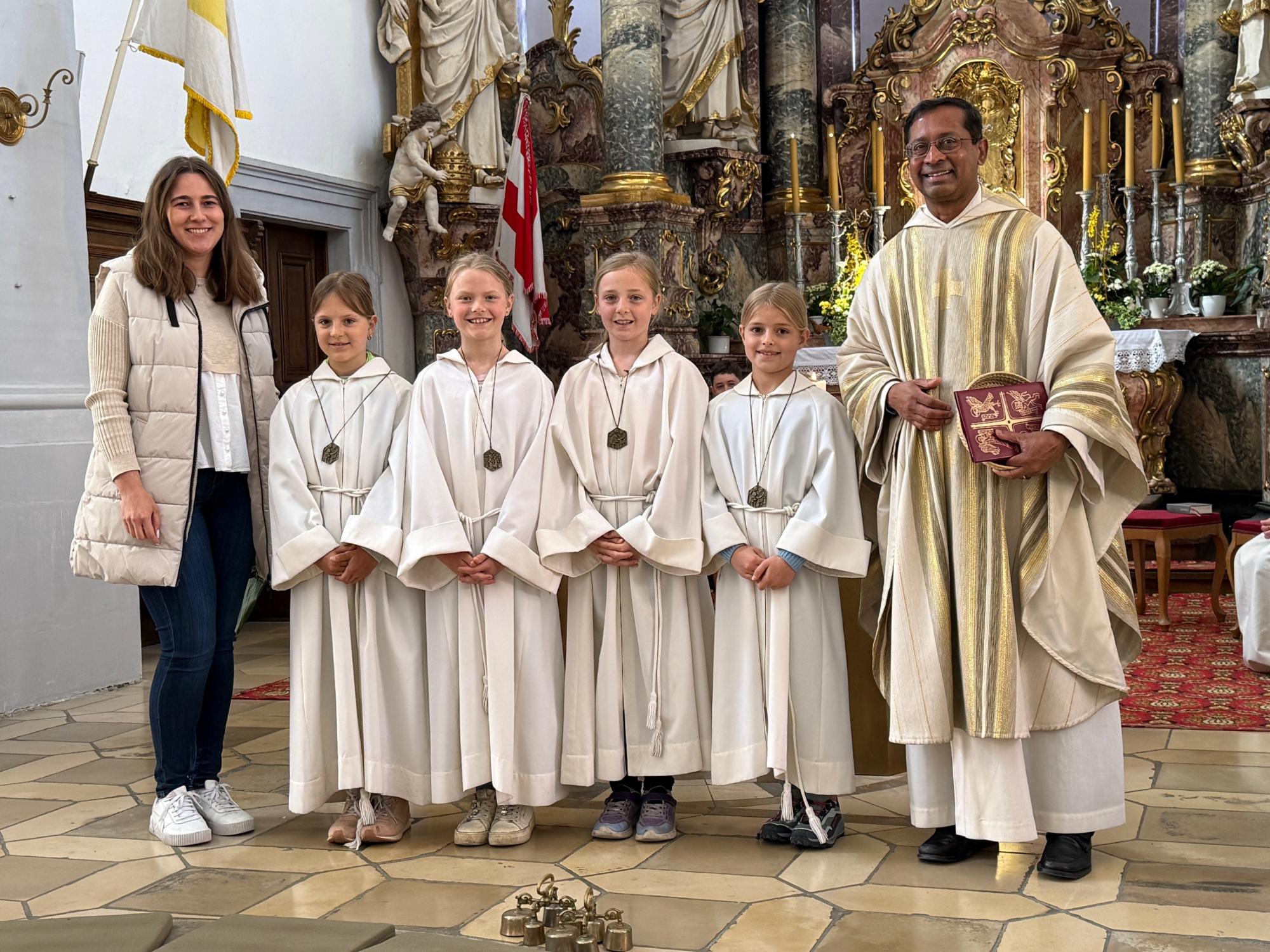 Die neuen Minis mit Pfr. Joseph und Antonia Günther