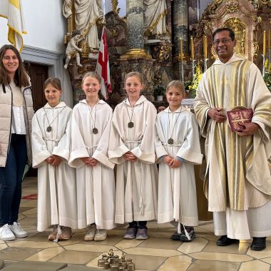 Die neuen Minis mit Pfr. Joseph und Antonia Günther